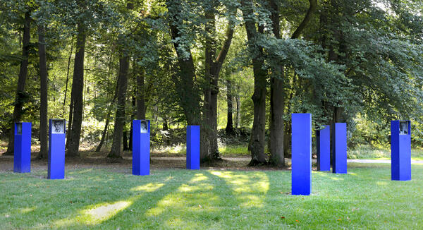 Bild vergrößern: Blaue Stelen im Luitpoldpark