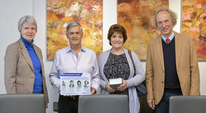 Bild vergrößern: Ruben und Cynthia Wind halten ein Gedenkschilde, Bürgermeisterin Dr. Dorothea Deneke-Stoll (links) und Kulturreferente Gabriel Engert (rechts)